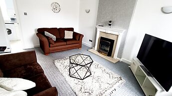 Cozy 3-Bed Family Home with Free Parking