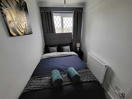 Cozy 3-Bed Family Home with Free Parking