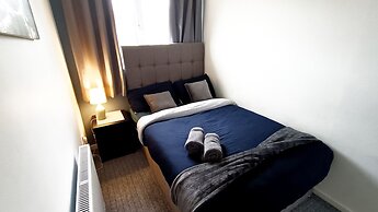 Cozy 3-Bed Family Home with Free Parking