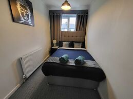 Cozy 3-Bed Family Home with Free Parking