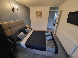 Cozy 3-Bed Family Home with Free Parking