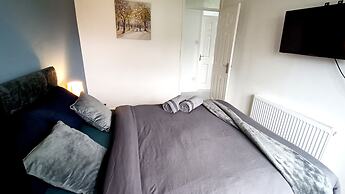 Cozy 3-Bed Family Home with Free Parking