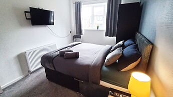 Cozy 3-Bed Family Home with Free Parking