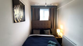 Cozy 3-Bed Family Home with Free Parking