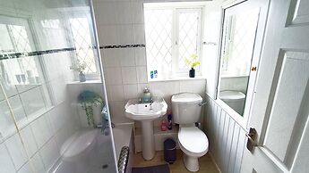 Cozy 3-Bed Family Home with Free Parking