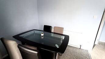 Cozy 3-Bed Family Home with Free Parking