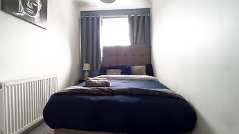 Cozy 3-Bed Family Home with Free Parking