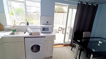 Cozy 3-Bed Family Home with Free Parking