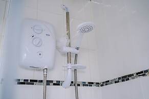 Cozy 3-Bed Family Home with Free Parking