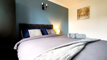 Cozy 3-Bed Family Home with Free Parking