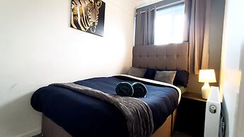 Cozy 3-Bed Family Home with Free Parking