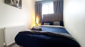 Cozy 3-Bed Family Home with Free Parking