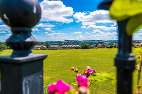 Cozy 3-Bed Family Home with Free Parking