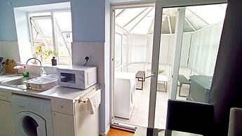 Cozy 3-Bed Family Home with Free Parking