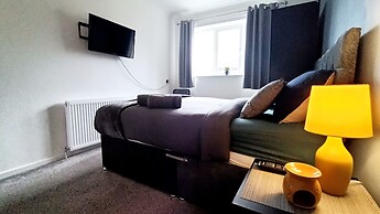 Cozy 3-Bed Family Home with Free Parking