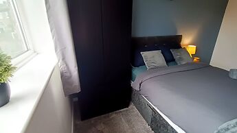 Cozy 3-Bed Family Home with Free Parking