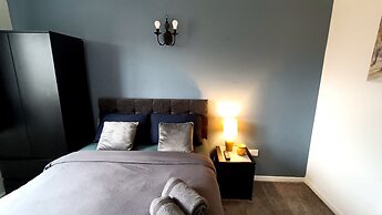 Cozy 3-Bed Family Home with Free Parking