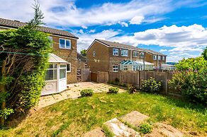 Cozy 3-Bed Family Home with Free Parking