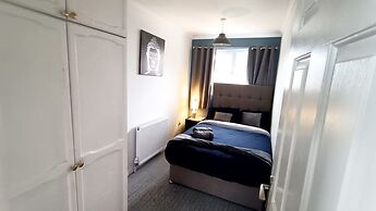 Cozy 3-Bed Family Home with Free Parking