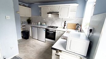 Cozy 3-Bed Family Home with Free Parking