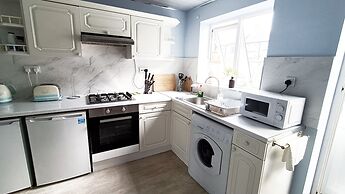 Cozy 3-Bed Family Home with Free Parking