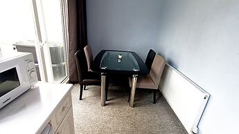 Cozy 3-Bed Family Home with Free Parking