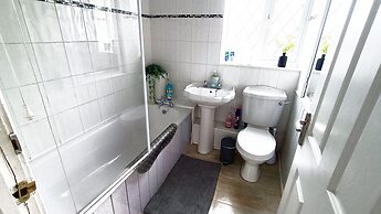 Cozy 3-Bed Family Home with Free Parking