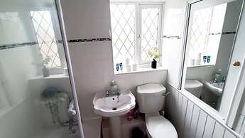 Cozy 3-Bed Family Home with Free Parking