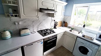 Cozy 3-Bed Family Home with Free Parking