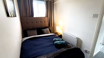 Cozy 3-Bed Family Home with Free Parking