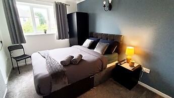 Cozy 3-Bed Family Home with Free Parking