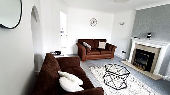 Cozy 3-Bed Family Home with Free Parking