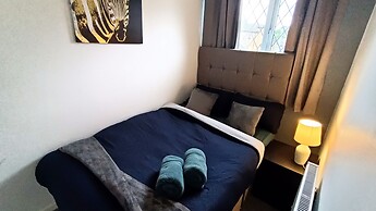 Cozy 3-Bed Family Home with Free Parking