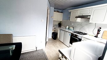 Cozy 3-Bed Family Home with Free Parking