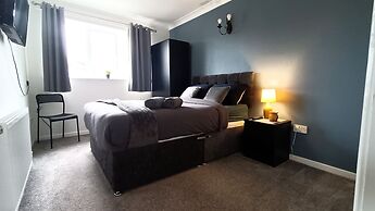 Cozy 3-Bed Family Home with Free Parking