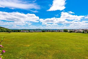 Cozy 3-Bed Family Home with Free Parking