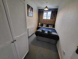 Cozy 3-Bed Family Home with Free Parking