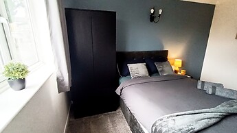 Cozy 3-Bed Family Home with Free Parking