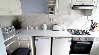 Cozy 3-Bed Family Home with Free Parking