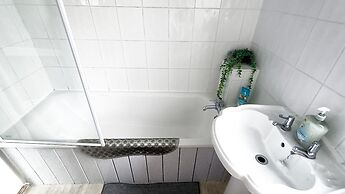 Cozy 3-Bed Family Home with Free Parking