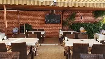 Beach Front Apartment Close to Centre of Side With all you Desire Slee