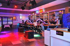 Beach Front Apartment Close to Centre of Side With all you Desire Slee