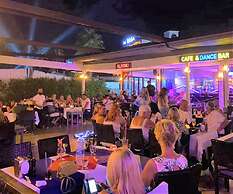 Beach Front Apartment Close to Centre of Side With all you Desire Slee