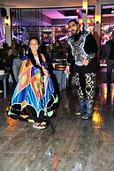 Beach Front Apartment Close to Centre of Side With all you Desire Slee