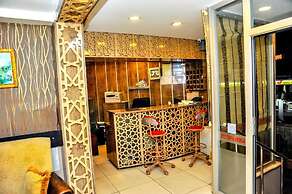 Beach Front Apartment Close to Centre of Side With all you Desire Slee