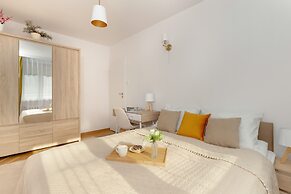 Cosy Beige Apartment for 5 by Renters