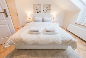 Venus Apartments - Loft Room Cosy I