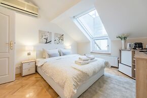 Venus Apartments - Loft Room Cosy I