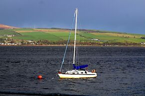 Cozy Coastal Apartment in Historic Port Glasgow