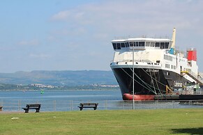 Cozy Coastal Apartment in Historic Port Glasgow
